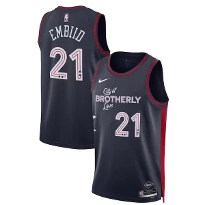 Meraviglioso Joel Embiid Philadelphia 76ers Nike Unisex 2023/24 Swingman Jersey Navy City Edition